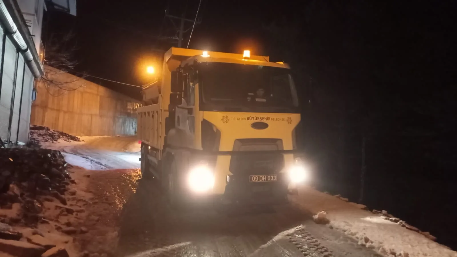 Aydın Büyükşehir Belediyesi ekipleri, il genelinde etkili olan kar yağışı