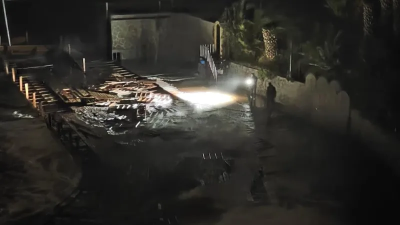 Kuşadası’nda fırtınaya rağmen iskele çalışması yaparken dalgalara kapılarak denize düşen