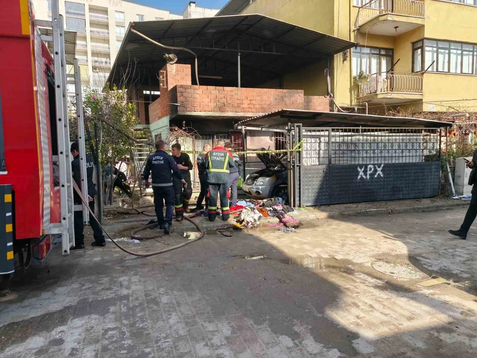 Aydın’ın Efeler ilçesinde evini ve otomobilini ateşe veren bir şahıs,