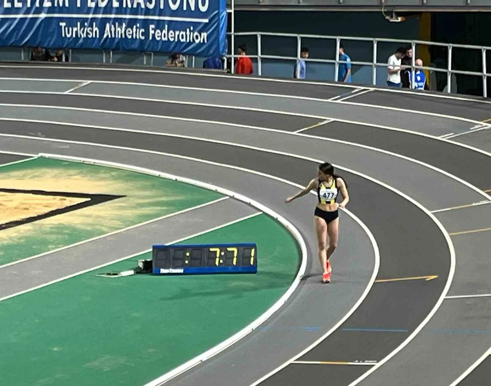 İstanbul’da düzenlenen U-20 Türkiye Salon Atletizm Şampiyonası'nda Sude Naz Bayar,