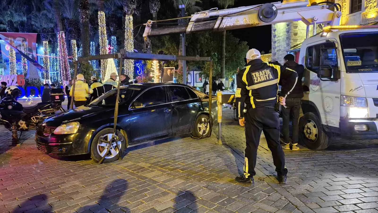 Muğla'nın Bodrum ilçesinde yeni yıl kutlamaları sırasında polis, güvenliği sağlamak