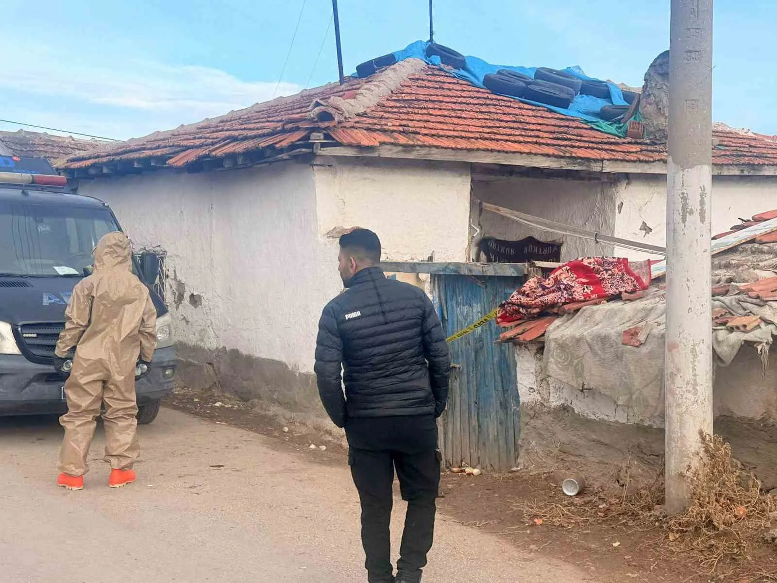 Ankara’nın Polatlı ilçesinde ev boyarken boyaya karıştırdıkları katkı maddesinden zehirlendikleri