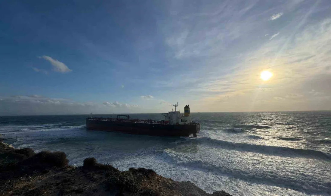 Bozcaada açıklarında lodos fırtınası nedeniyle karaya oturan Umman bayraklı "QENDIL"