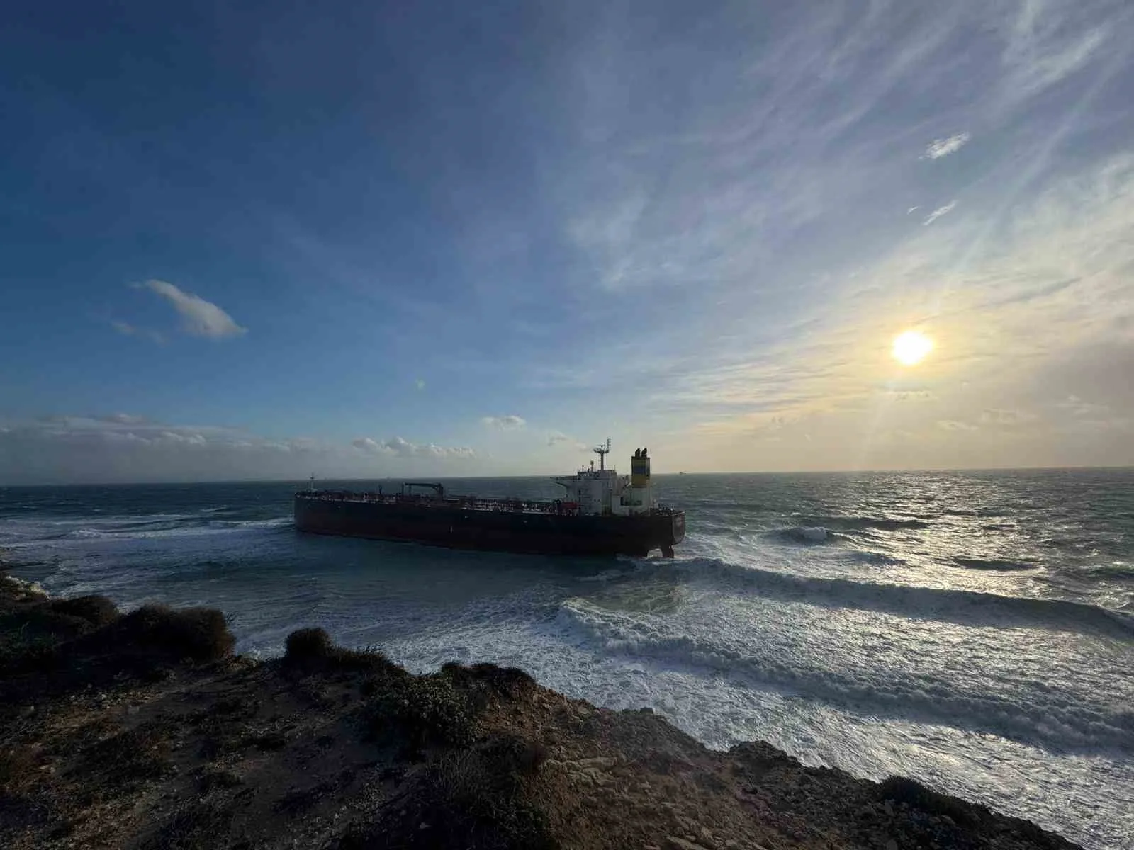 Bozcaada açıklarında lodos fırtınası nedeniyle karaya oturan Umman bayraklı "QENDIL"