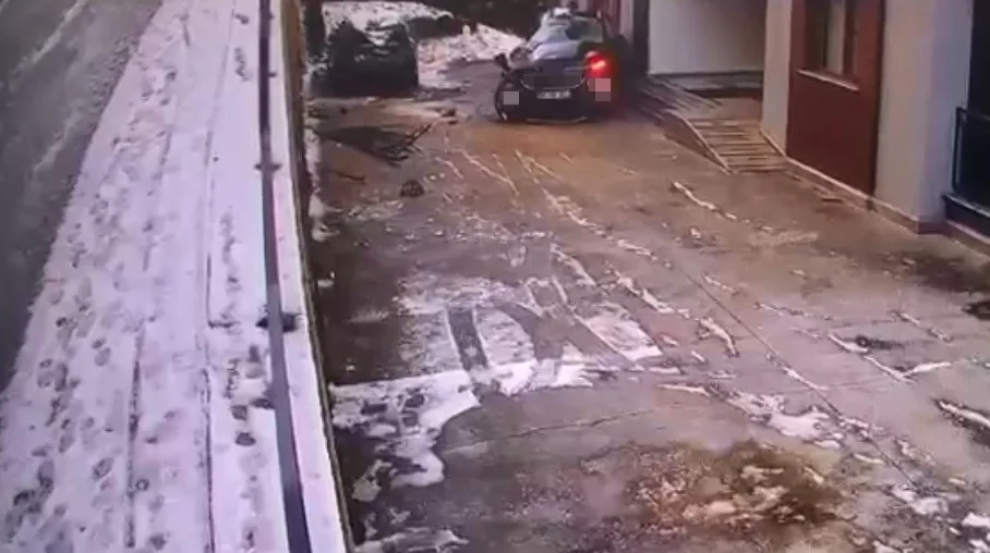 Trabzon’da buzlanma nedeniyle kontrolden çıkan cip, demir korkulukları aşarak sitenin