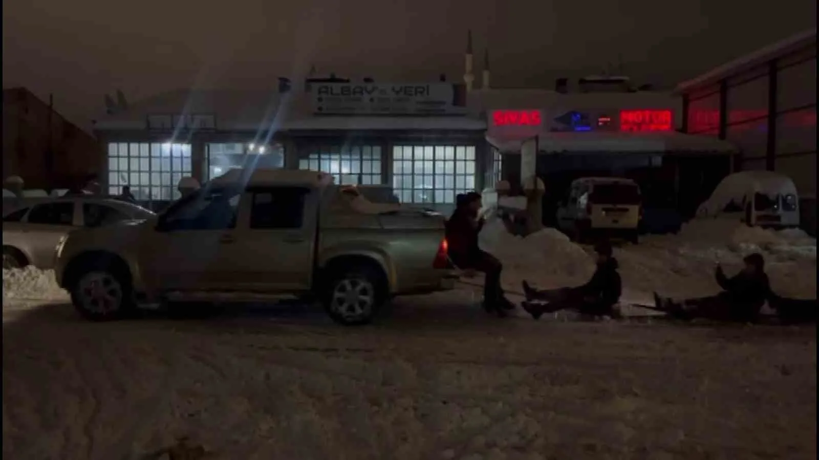 Sivas’ta esnaflık yapan Tanju Kaya, yoğun kar yağışı sonrası çıraklarını