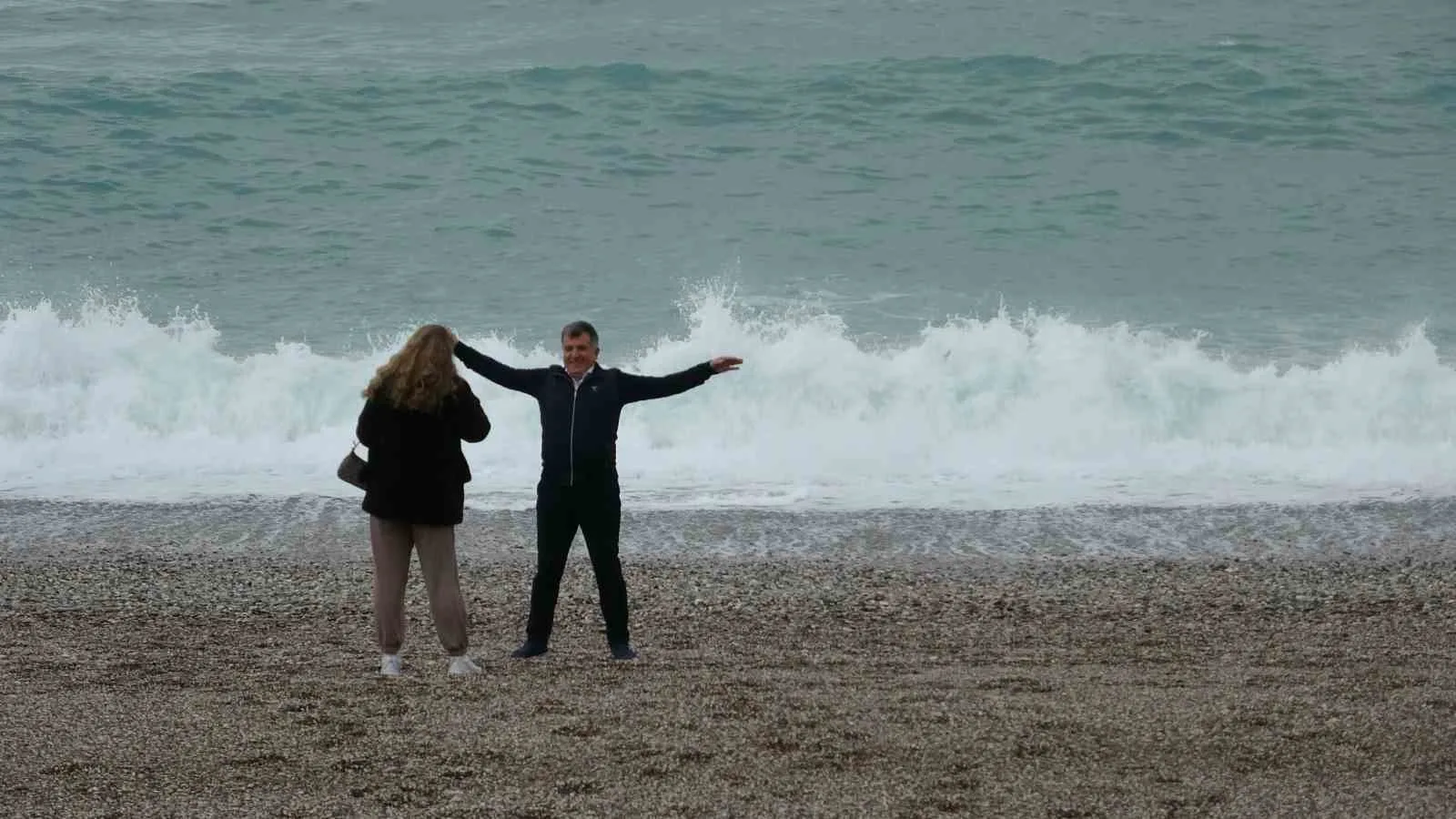 Antalya’da etkili olan şiddetli rüzgar, Konyaaltı Sahili’nde 2 metreye kadar