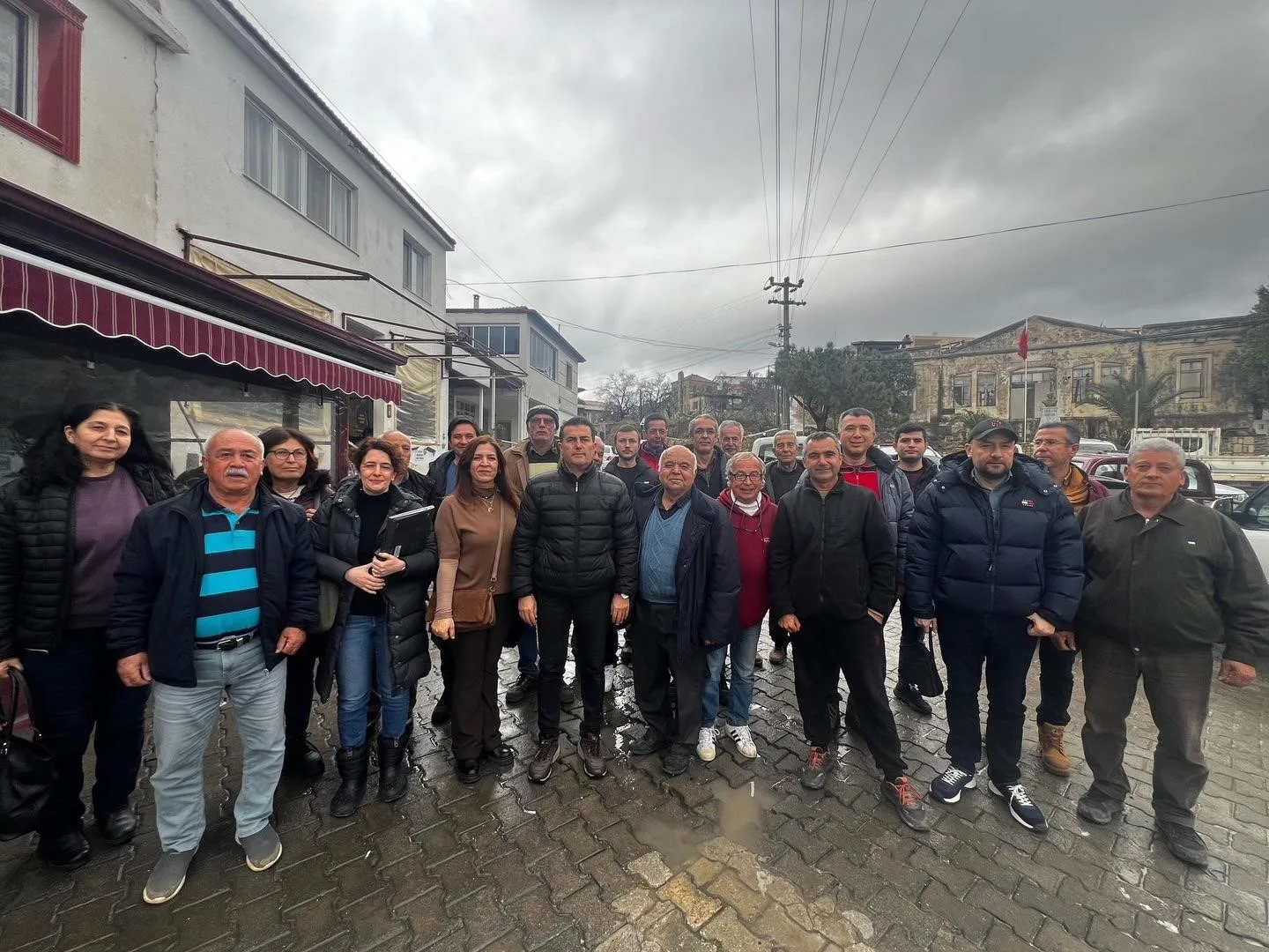 Datça'da badem üreticilerine yönelik düzenlenen "Çiftçi Tarla Okulu" eğitiminde, uzmanlar