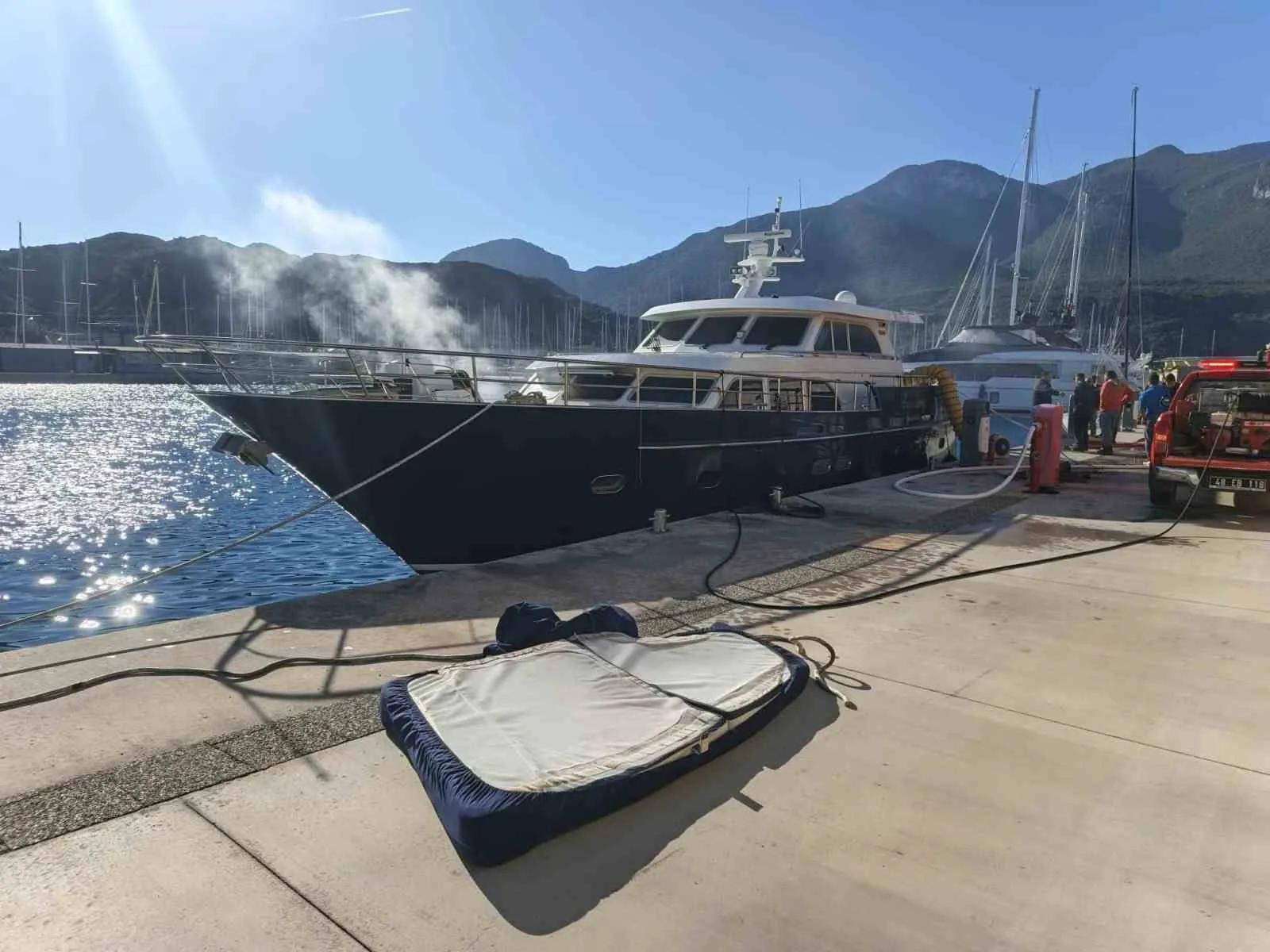Muğla’nın Datça ilçesinde bir marinada demirli motoryatta çıkan ve paniğe