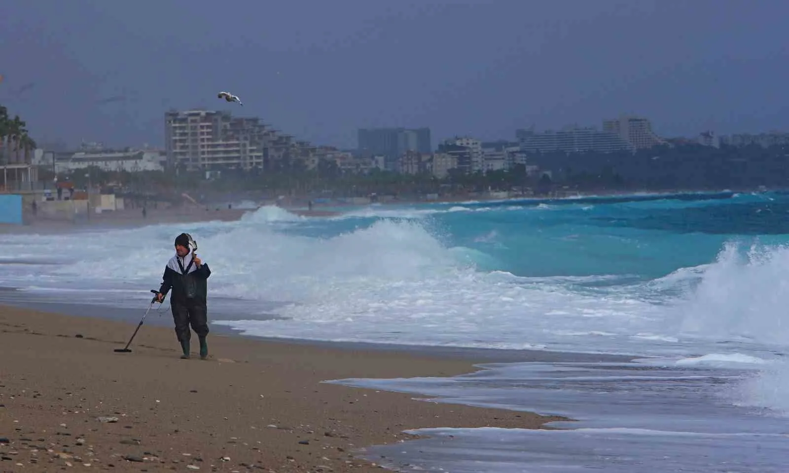 Antalya'da hızı saatte 50 kilometreyi bulan rüzgar ve dev dalgalar