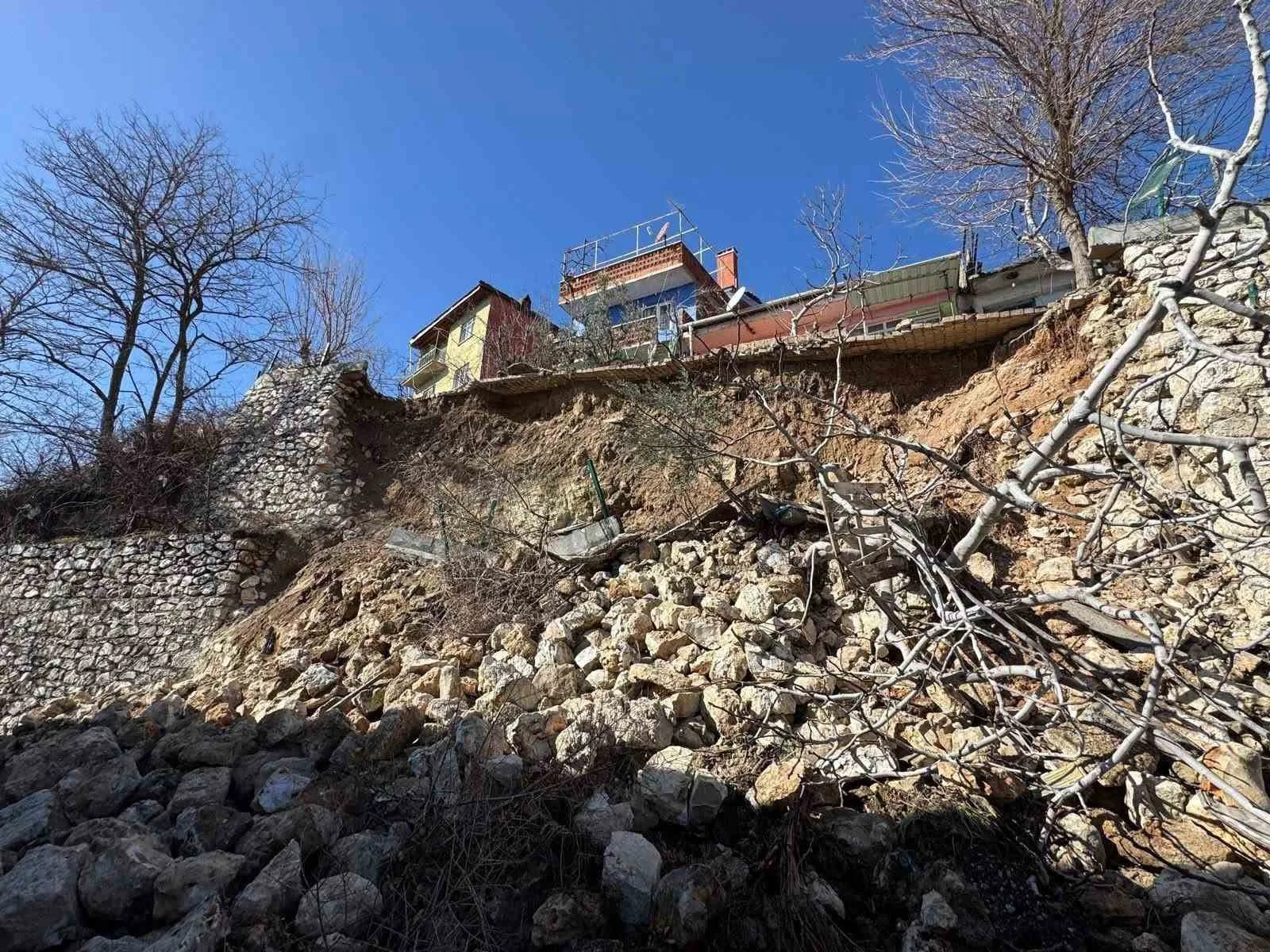 Denizli’nin Güney ilçesinde Karaağaç Mahallesi'nde yoğun yağışlar sonucunda 5 metrelik
