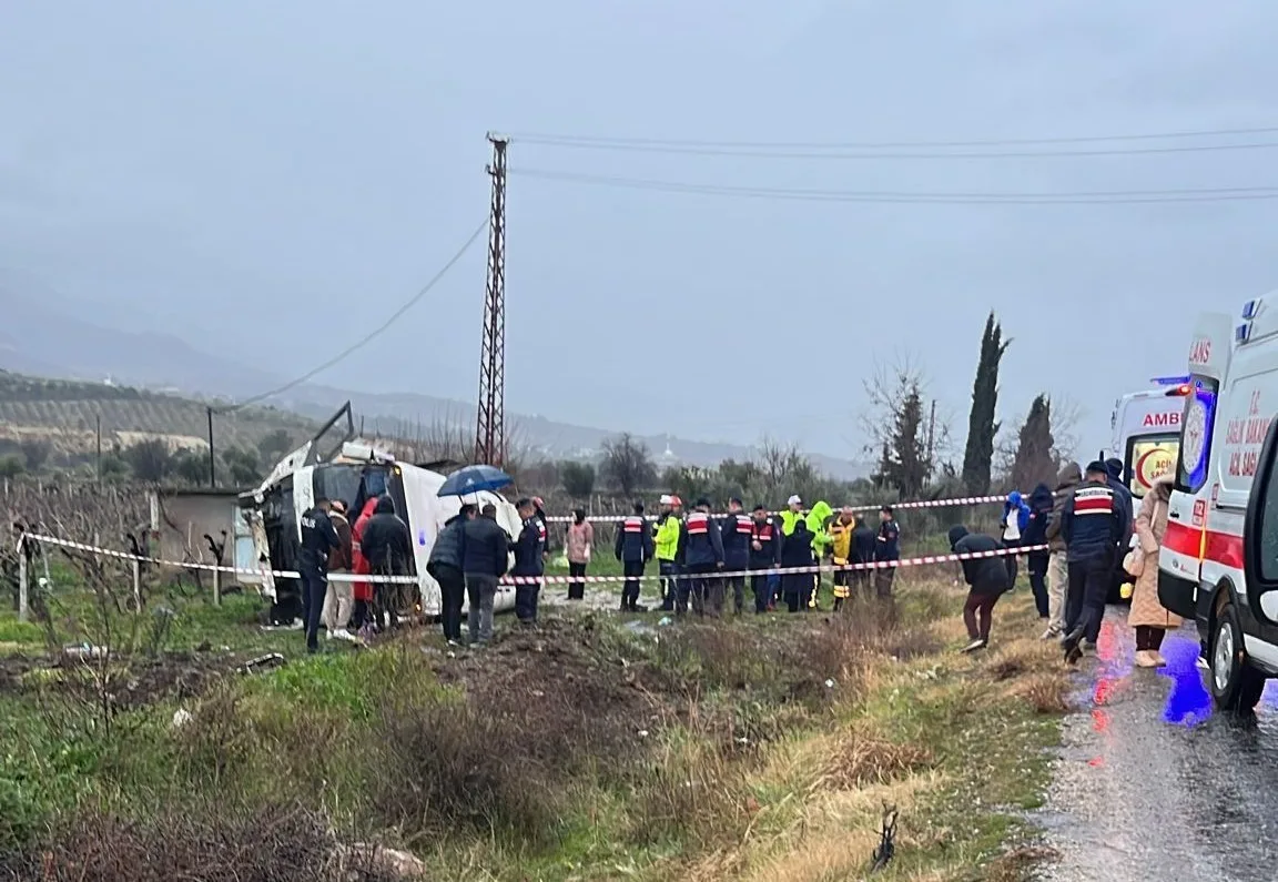 Denizli'de sağlık personelini taşıyan servis minibüsünün yağış nedeniyle üzüm bağına