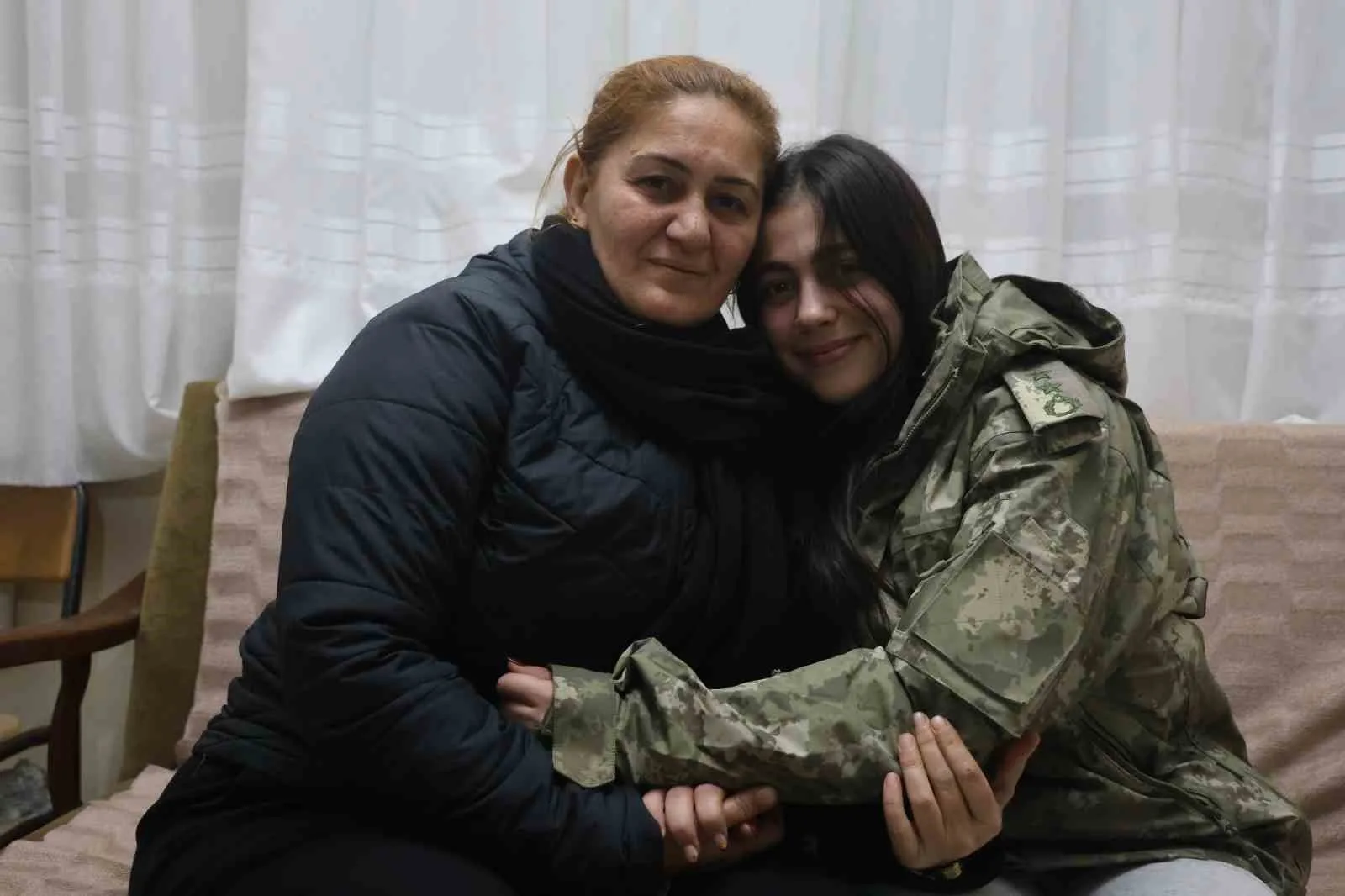 Hatay’da depremin 13. saatinde ailesini enkazdan çıkaran askerin üşümemesi için