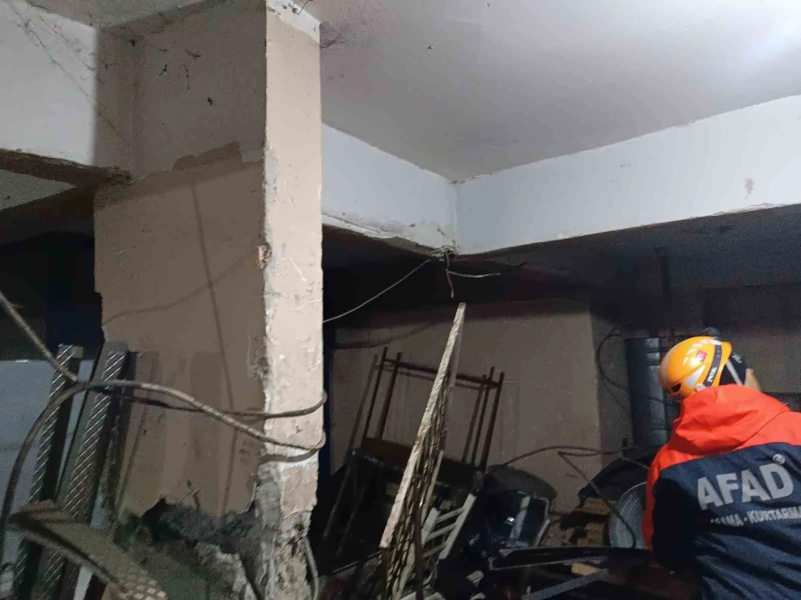 Diyarbakır'ın Bağlar ilçesinde 6 katlı bir apartmanın kolonunda meydana gelen