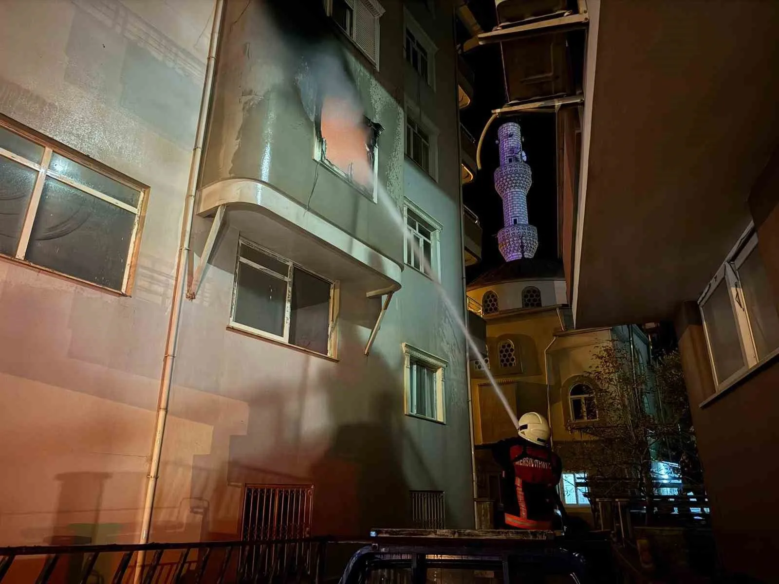 Mersin’in Bozyazı ilçesinde bir apartman dairesinde elektrikli sobadan çıkan yangın,