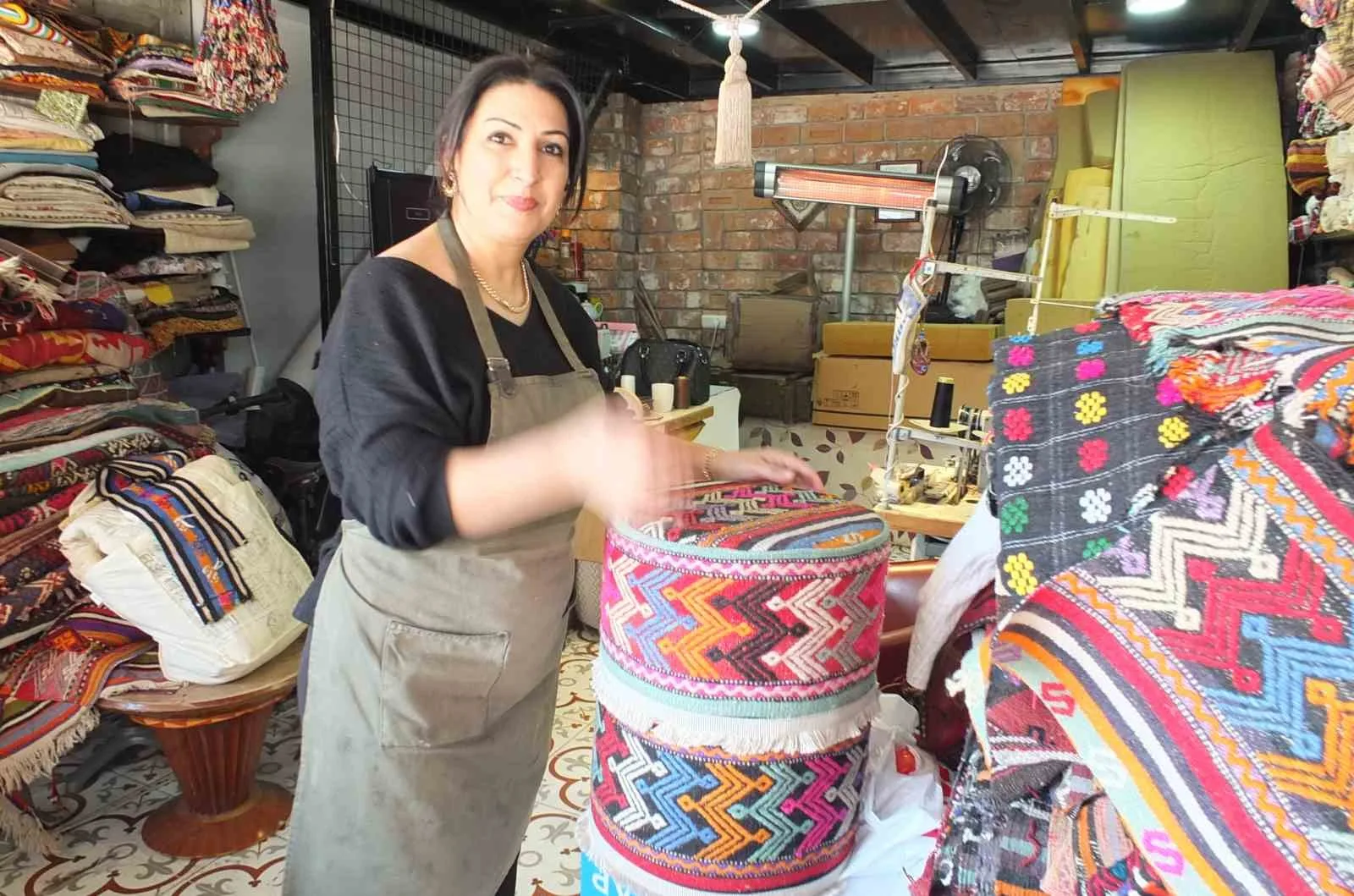 Burhaniye'de yaşayan aşçı Handan Hasgül, çöpe atılan halı ve kilimlerden