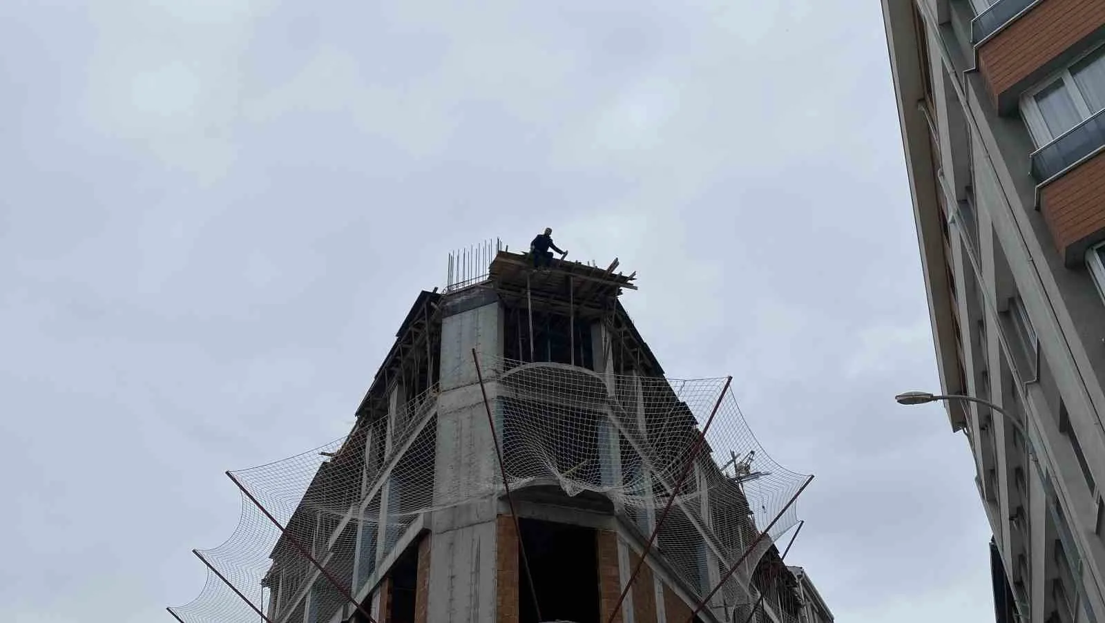 Eskişehir’de inşaatın 8’inci katından atlamaya çalışan adam, polis ekipleri tarafından