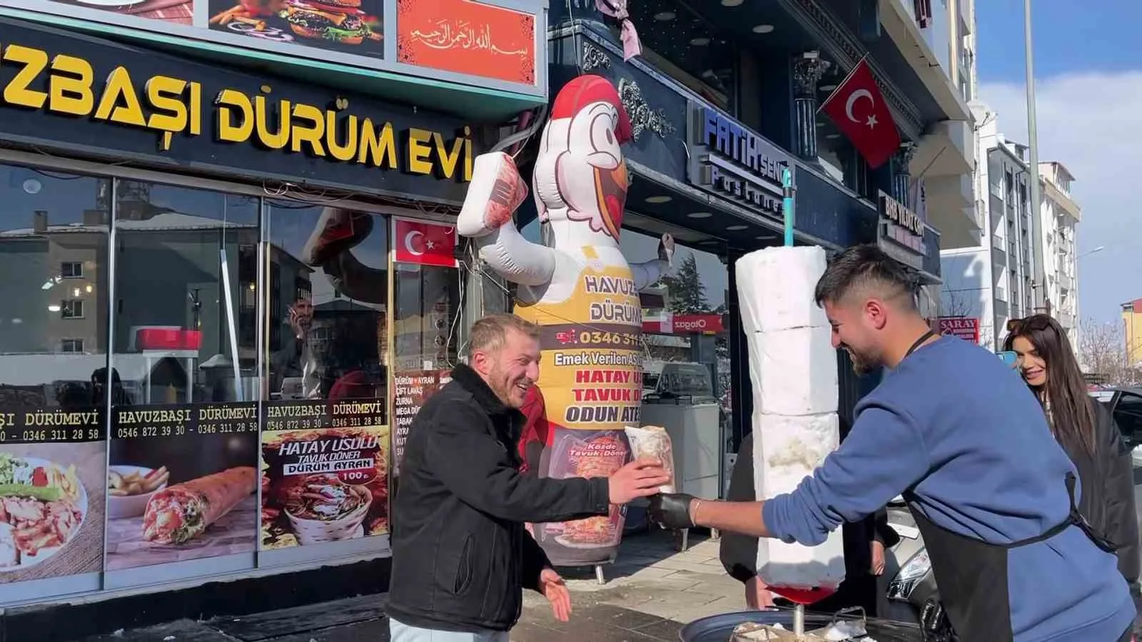 Sivas'ın Suşehri ilçesinde döner ustası Muhammet Güner, kar yağışını değerlendirmek