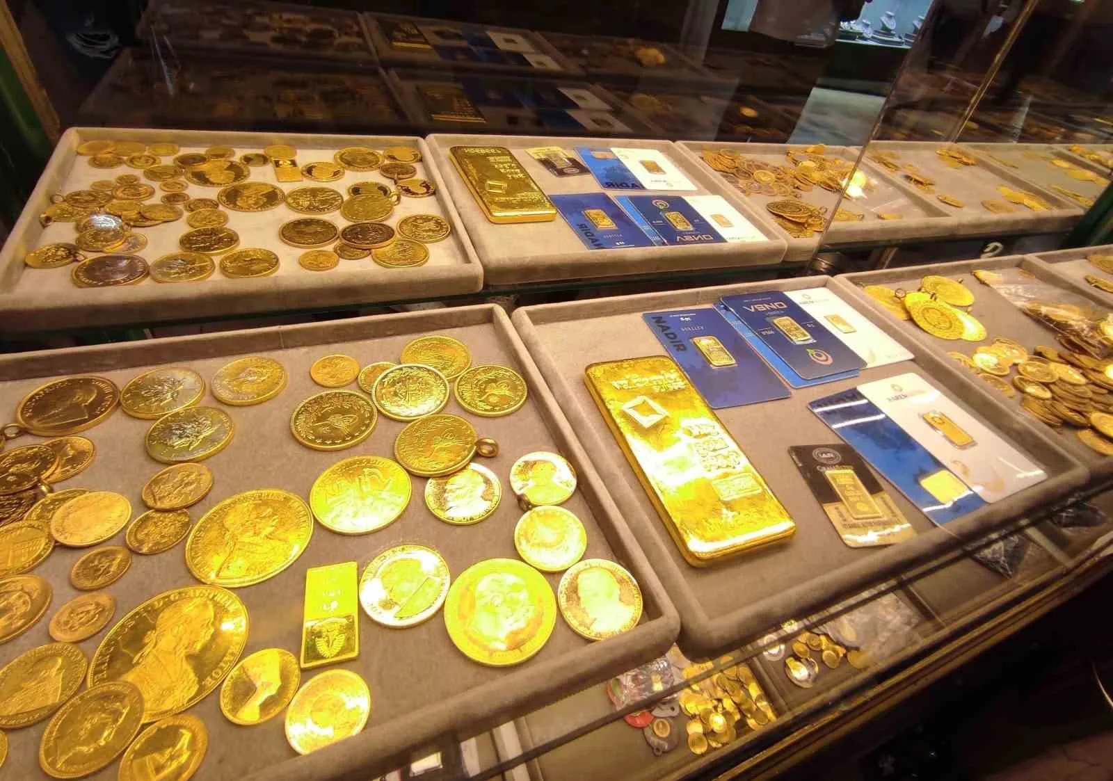 Jeopolitik riskler ve Fed kararı öncesi zayıflayan dolardan destek alan