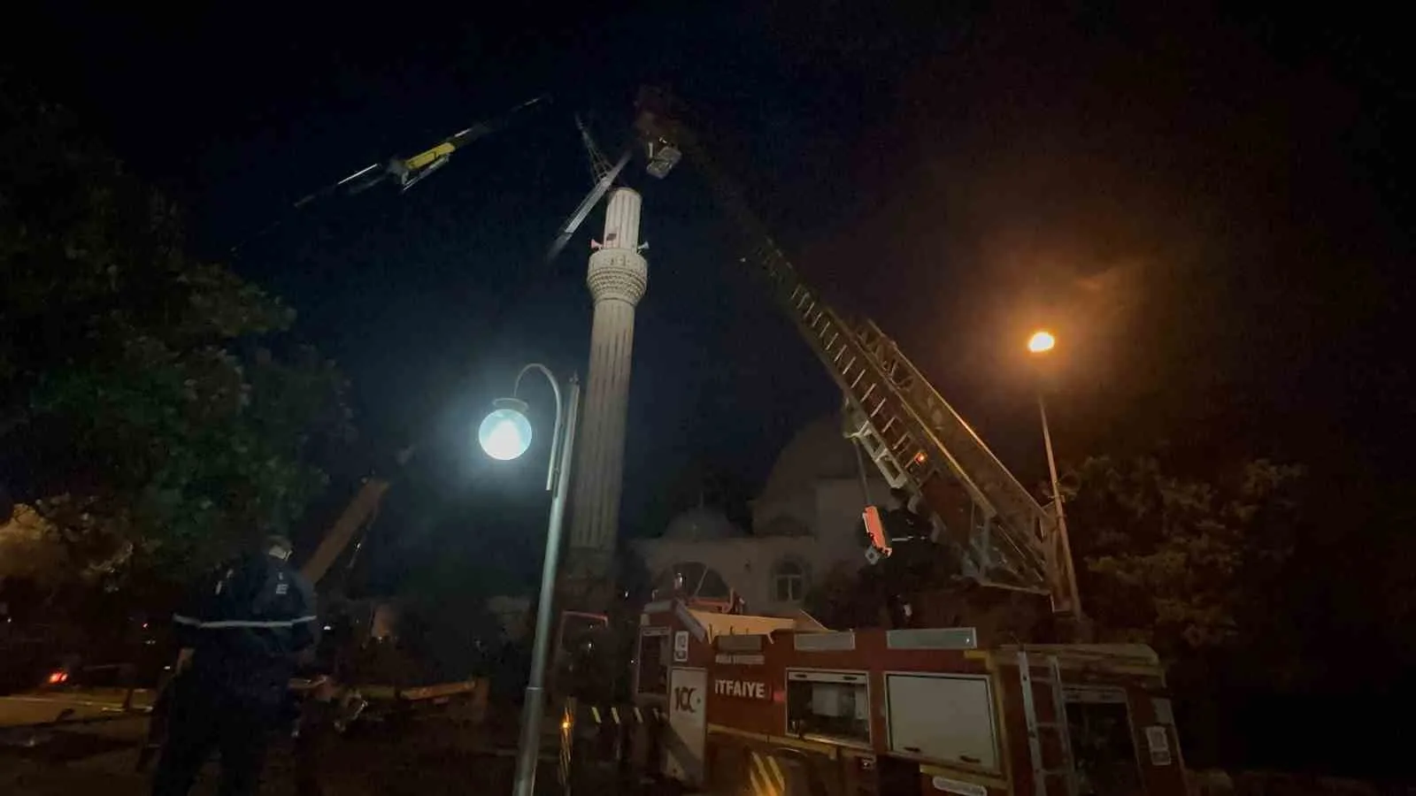 Muğla'nın Marmaris ilçesinde, Armutalan Mahallesi'ndeki caminin minaresinin külahı, şiddetli fırtına