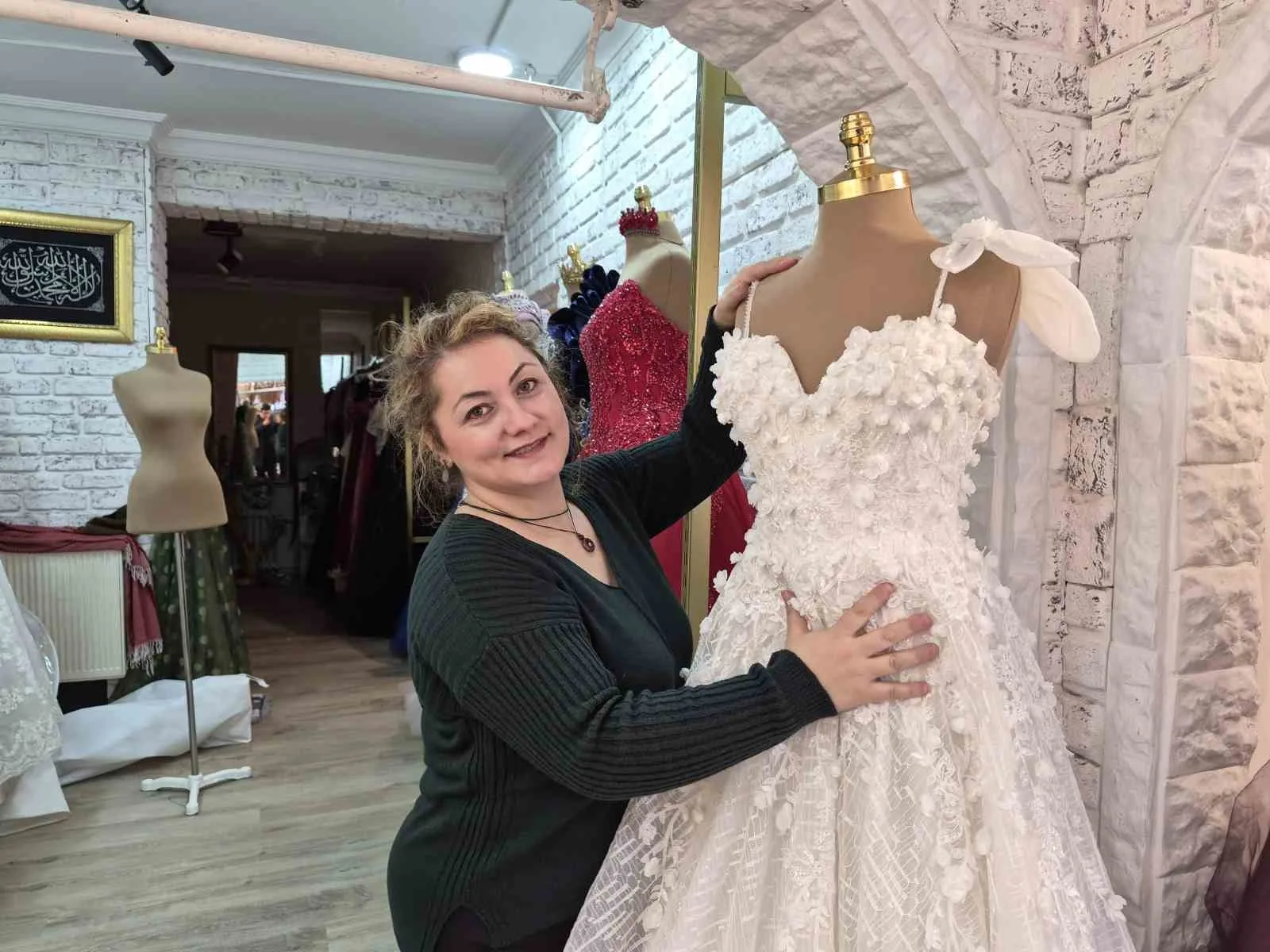 Kış aylarında durgunluk yaşayan gelinlik sektörü, yaz sezonu hazırlıklarına hızla