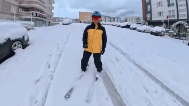 Bursa’da dün etkili olan kar yağışı sonrası bir vatandaş işe