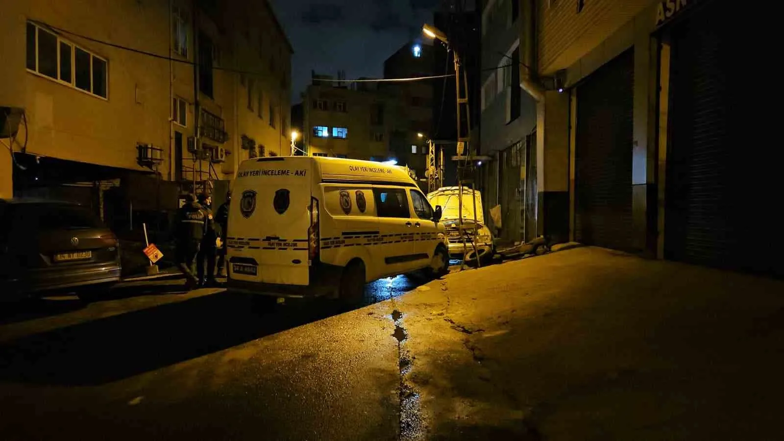 Kağıthane’de soğuktan korunmak amacıyla tamir bekleyen bir otomobile giren evsiz