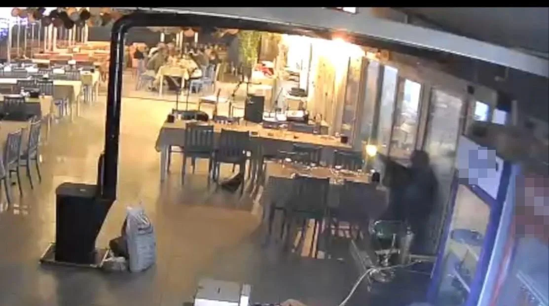 Balıkesir’in Gömeç ilçesinde, 2026’nın ilk saatlerinde istediği alkolü alamadığı için