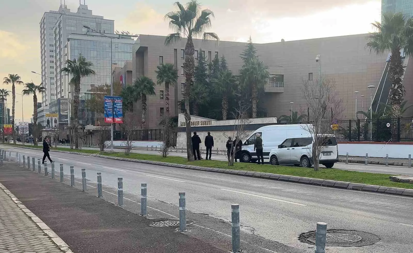 İzmir Adliyesi önünde terör saldırısının yıl dönümü nedeniyle paniğe yol