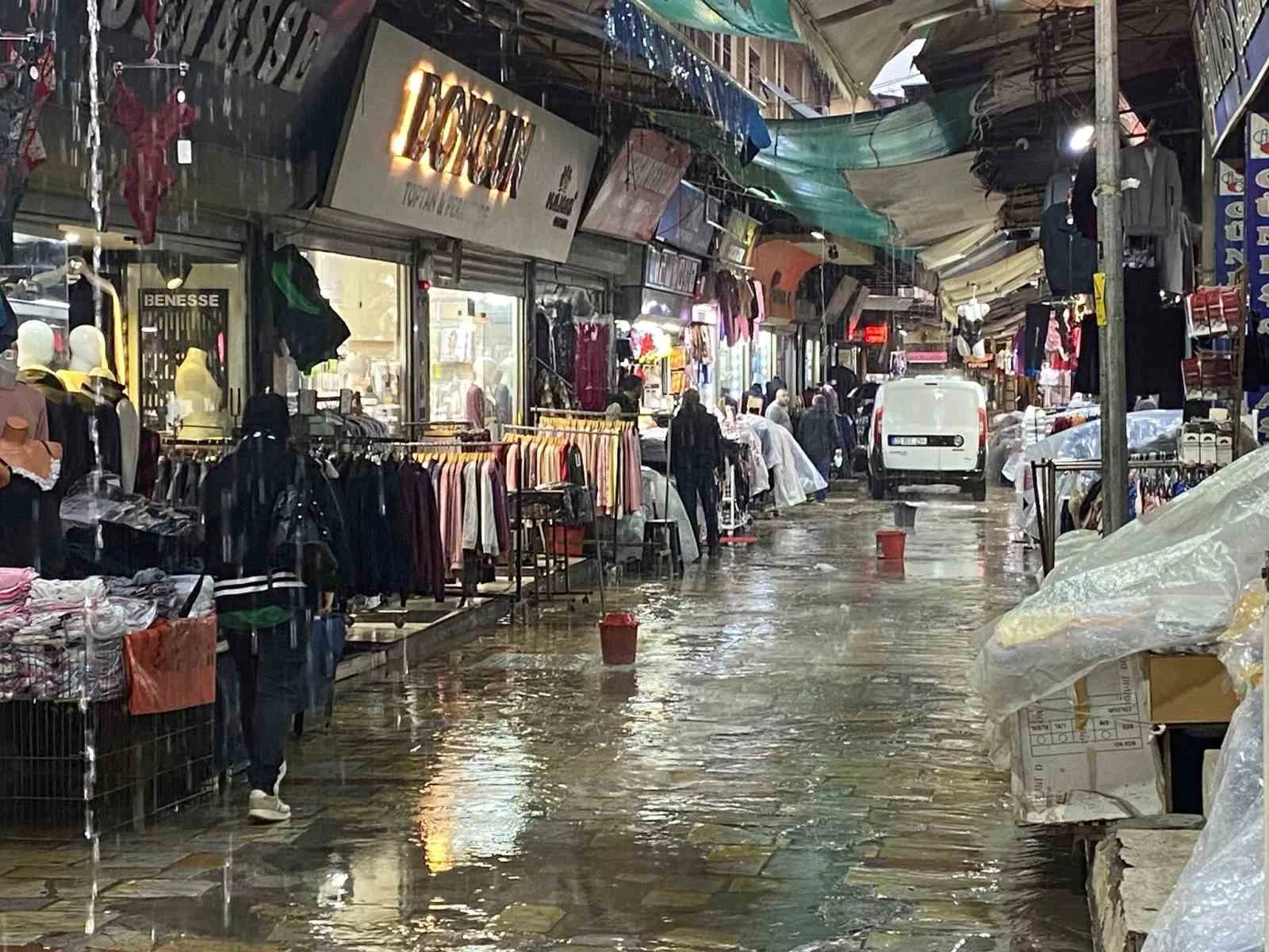 İzmir’de etkili olan sağanak yağış sonrası tarihi Kemeraltı Çarşısı’nı su