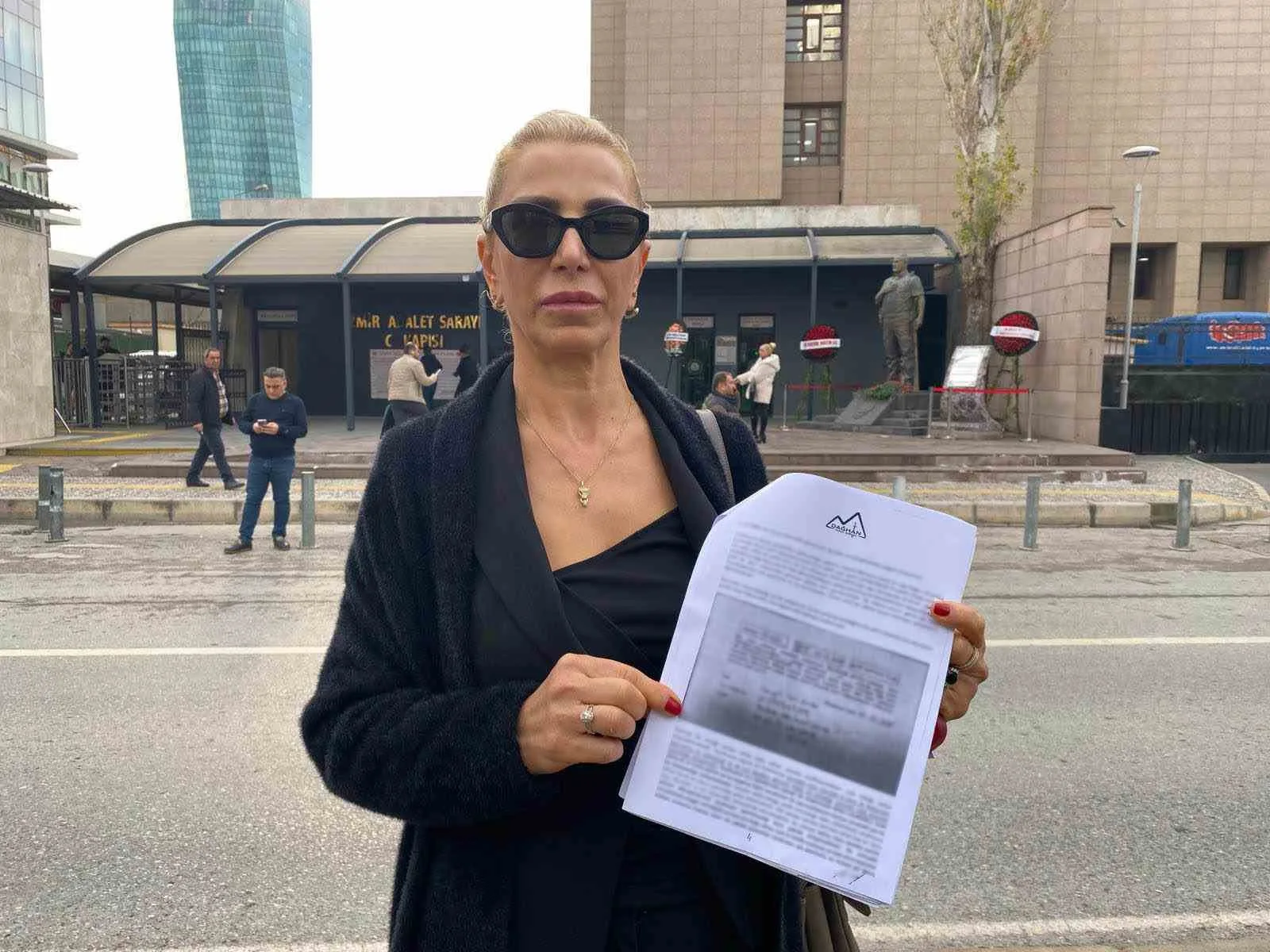 İzmir’de akaryakıt istasyonunu satmaya çalışan Sevgül Tatlıdere, imzasını taklit ederek