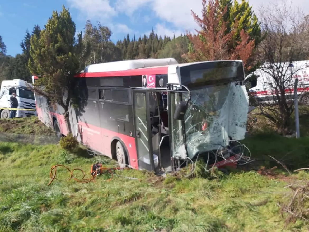 İzmir’in Bornova ilçesinde bir belediye otobüsü ile panelvanın çarpışması sonucu