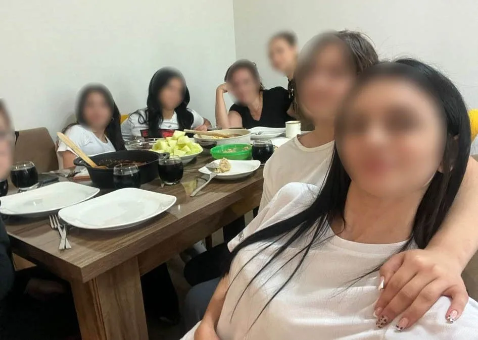 İzmir’in Bornova ilçesinde bir öğretmenin, 6 kız öğrenciyi ders saatinde