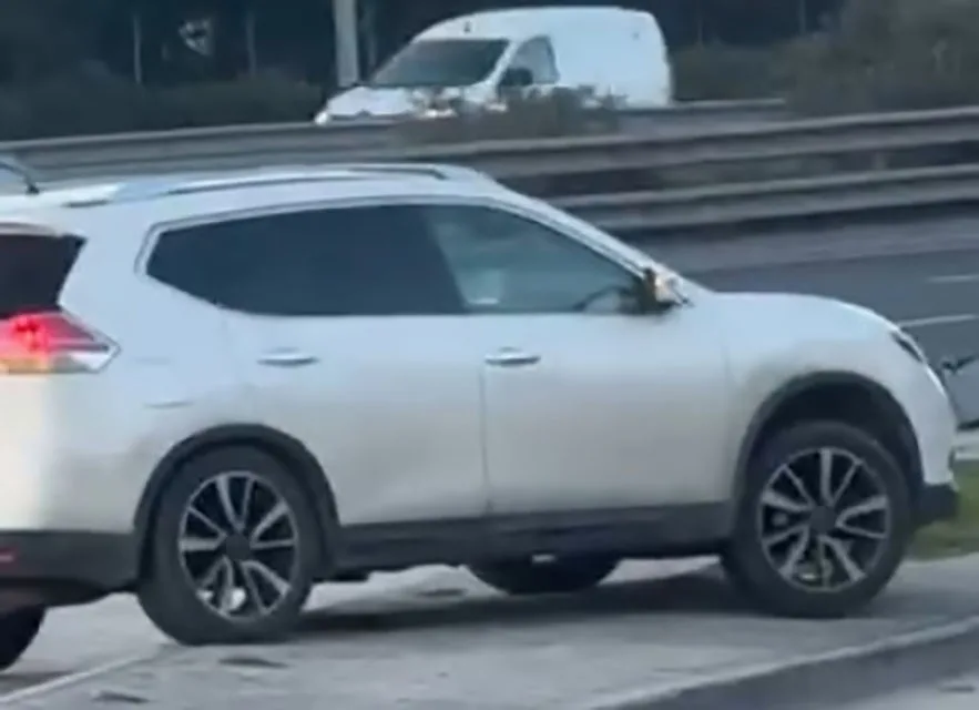 İzmir'in Bornova ilçesinde U.Y. isimli sürücü, Ankara Caddesi'nde orta refüjden