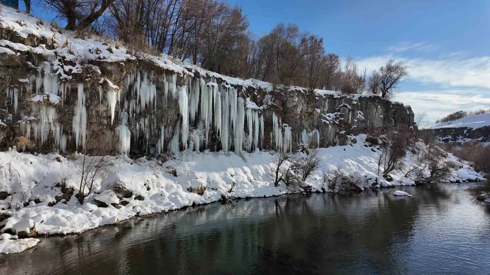 Van’ın Erciş ilçesindeki Koçköprü Kanyonu’nda, kar sularının donmasıyla oluşan devasa