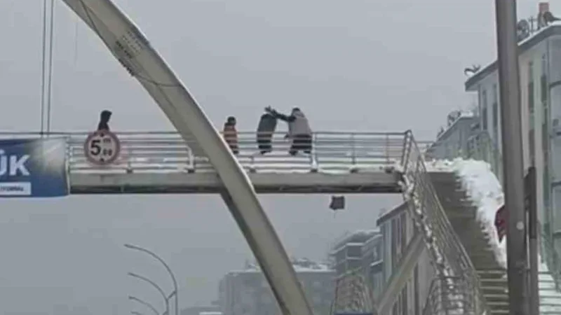 Diyarbakır’ın Bağlar ilçesinde, üst geçitte kar topu atan çocukları darbeden