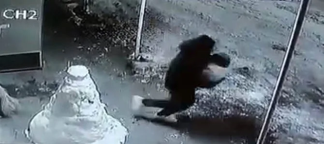 Elazığ’ın Yazıkonak beldesinde kimliği belirsiz bir şahsın bir iş yerinin