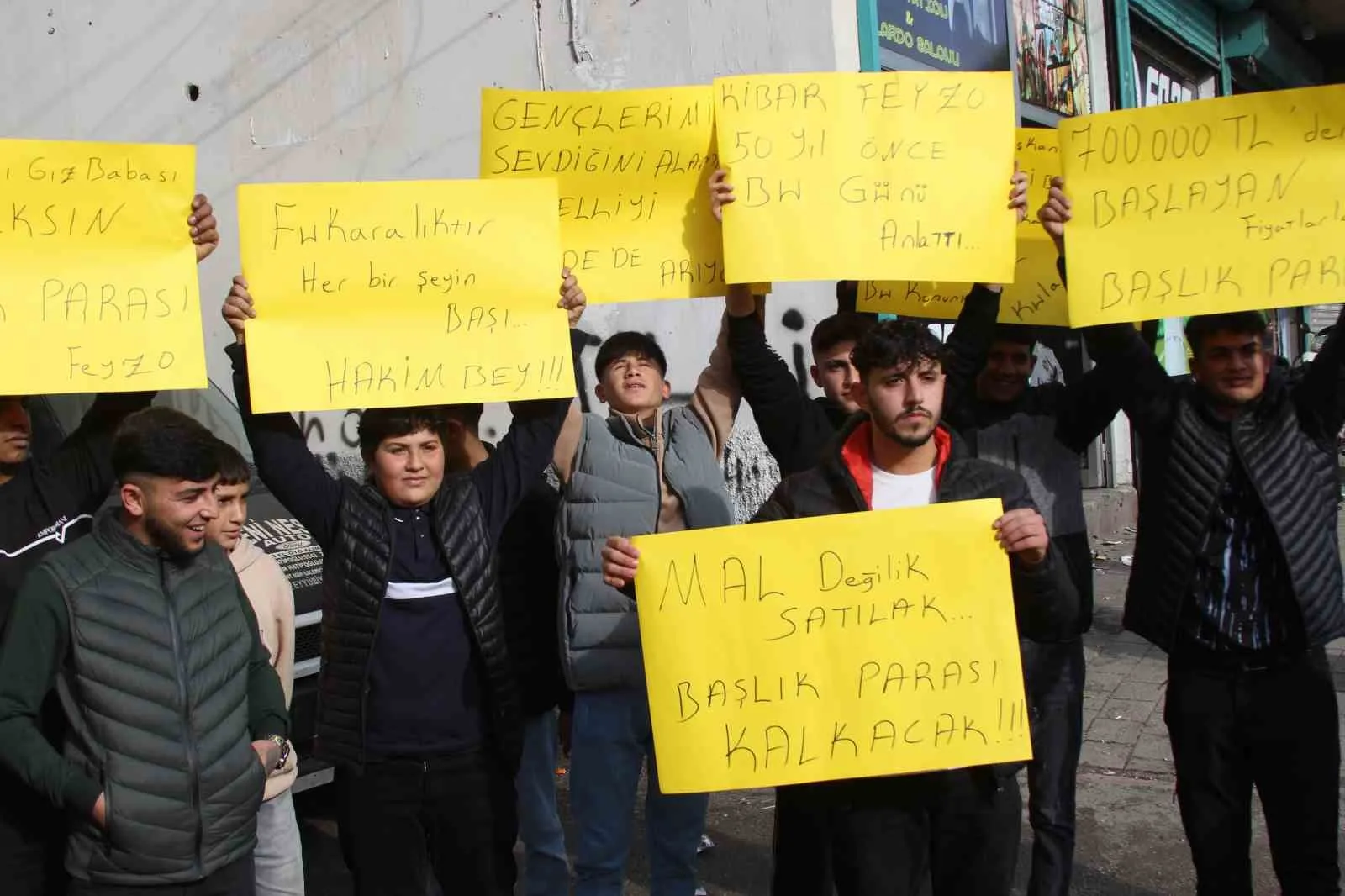 Adana’da gençler, milyon liraya dayanan başlık paralarına karşı sokağa çıktı.