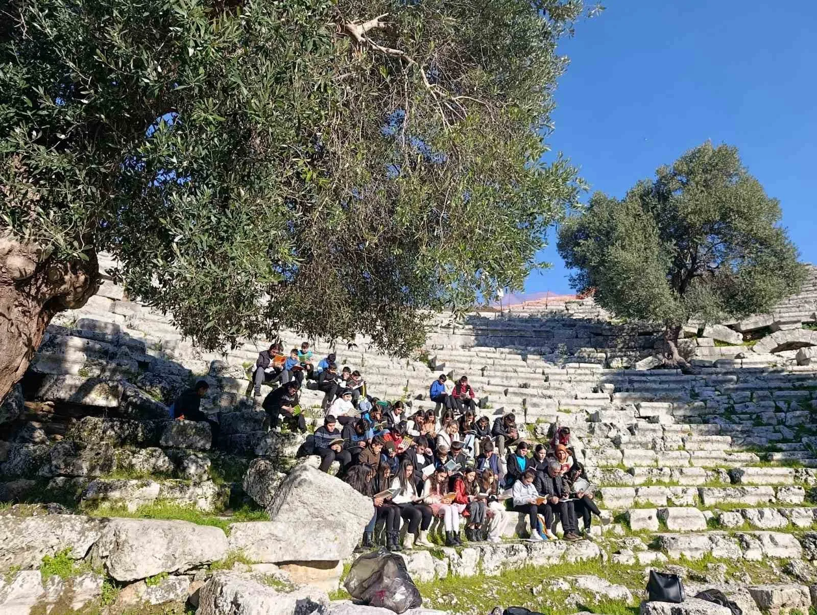 Muğla Valiliği’nin "Bir Kitap Bir İnsan" projesi kapsamında Köyceğiz Ortaokulu