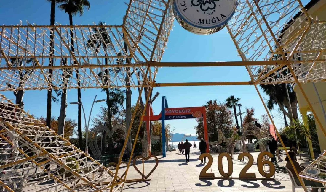 Muğla’nın Köyceğiz ilçesinde vatandaşlar ve turistler, 2026 yılının ilk gününde