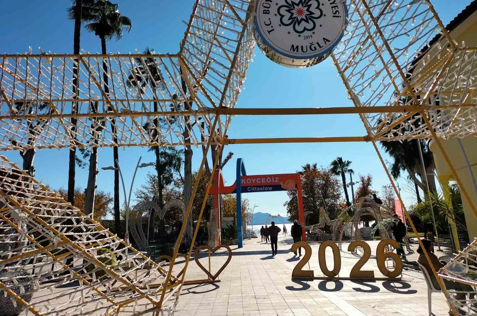 Muğla’nın Köyceğiz ilçesinde vatandaşlar ve turistler, 2026 yılının ilk gününde