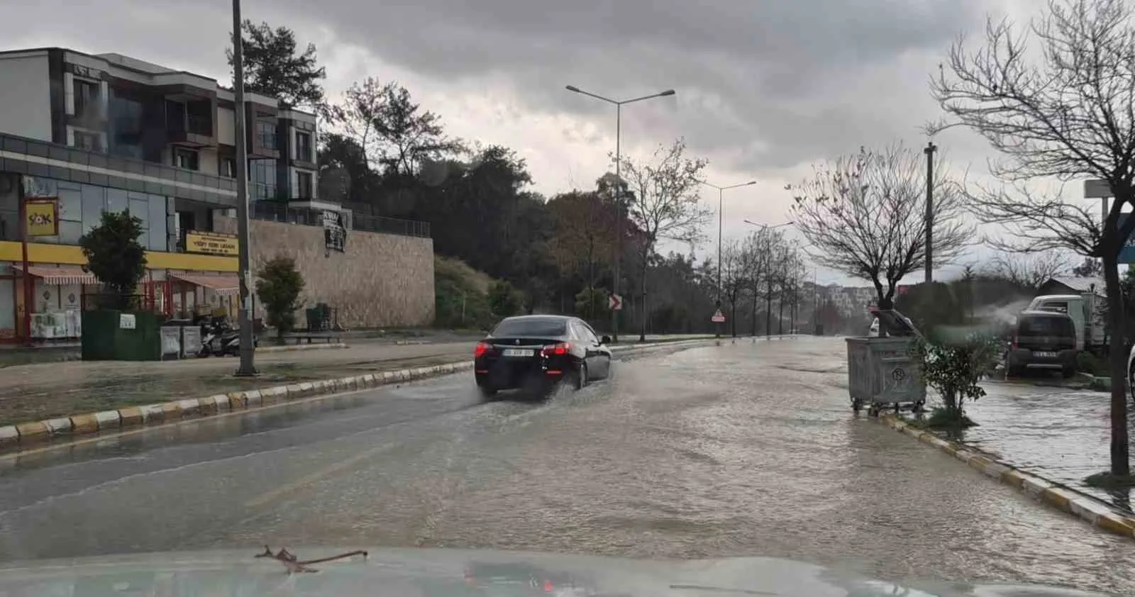 Aydın'ın Kuşadası ilçesinde etkili olan sağanak yağış, derelerin taşmasına ve