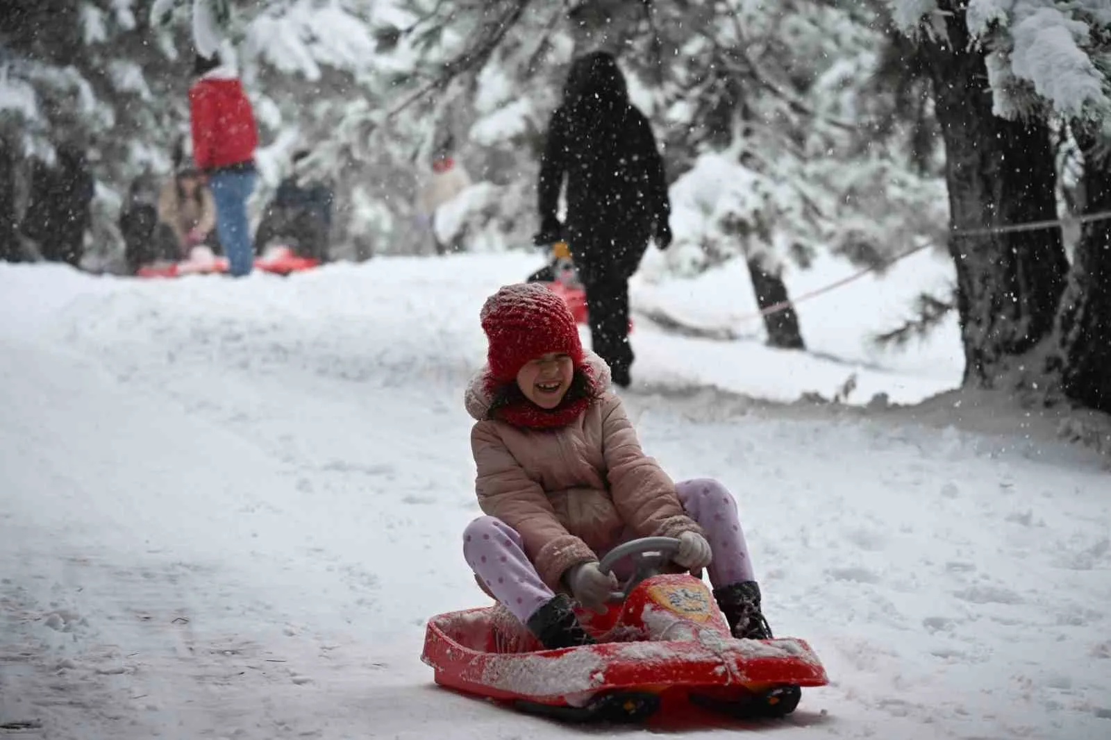 Manisa’nın Demirci ilçesinde etkili olan kar yağışı sonrası yüksek kesimlerde