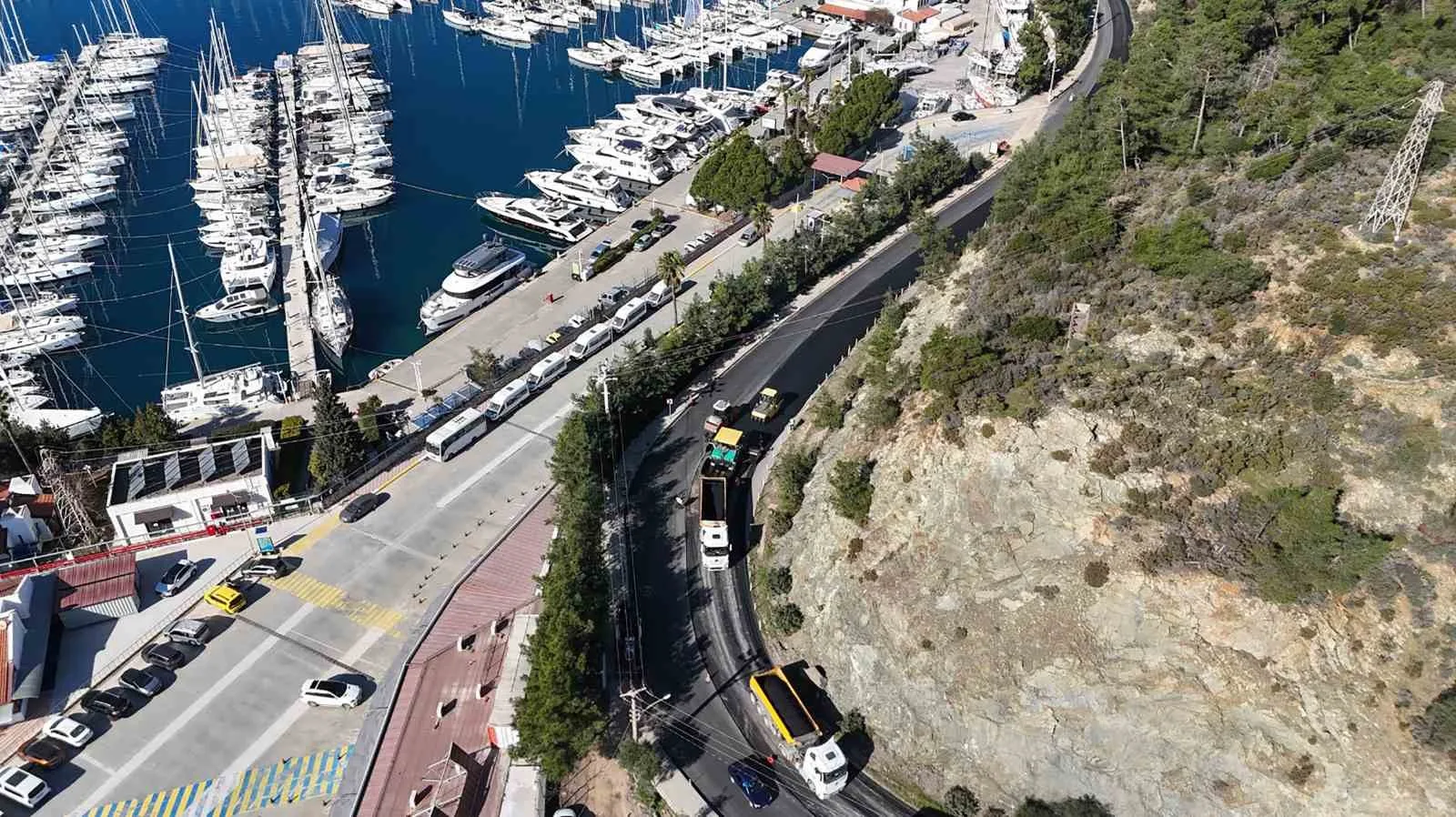 Muğla Büyükşehir Belediyesi, Marmaris Adaköy Yolu'nda sıcak asfalt ve kaldırım