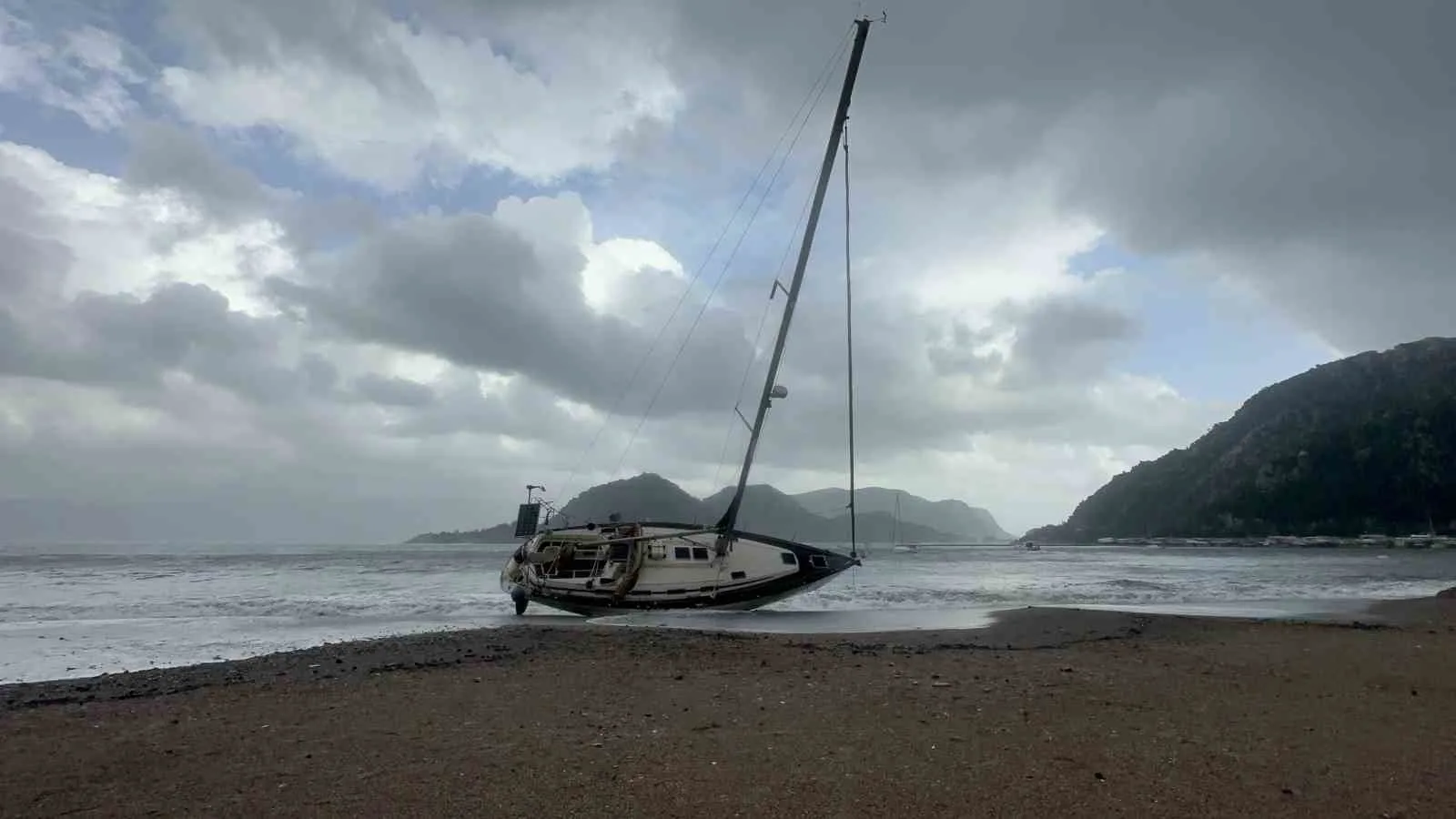 Marmaris’te etkili olan şiddetli rüzgâr ve sağanak yağış nedeniyle tekneler