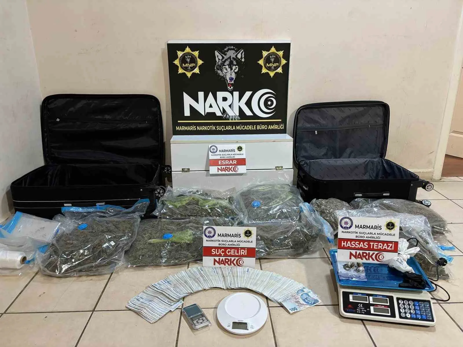 Muğla'nın Marmaris ilçesinde düzenlenen uyuşturucu operasyonunda, çok miktarda esrar ve