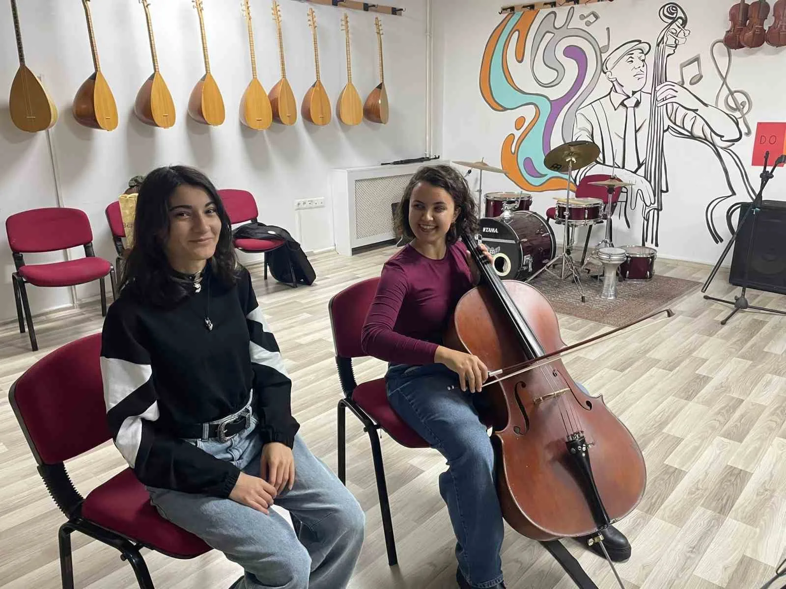 Muğla’nın Menteşe ilçesindeki Uluslararası Gençlik Merkezi, uzman eğitmenler eşliğinde sunduğu