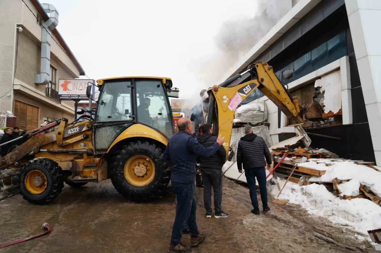 Erzurum Yakutiye'deki bir mobilya fabrikasında meydana gelen patlama sonrası çıkan