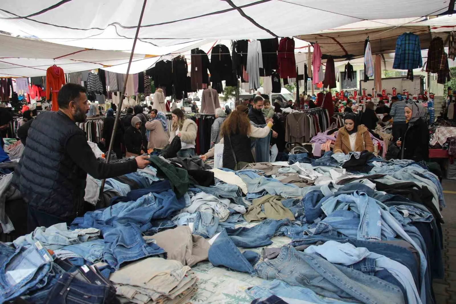 Aydın’ın köklü semt pazarlarından Salı Pazarı, mağazalara oranla sunduğu uygun