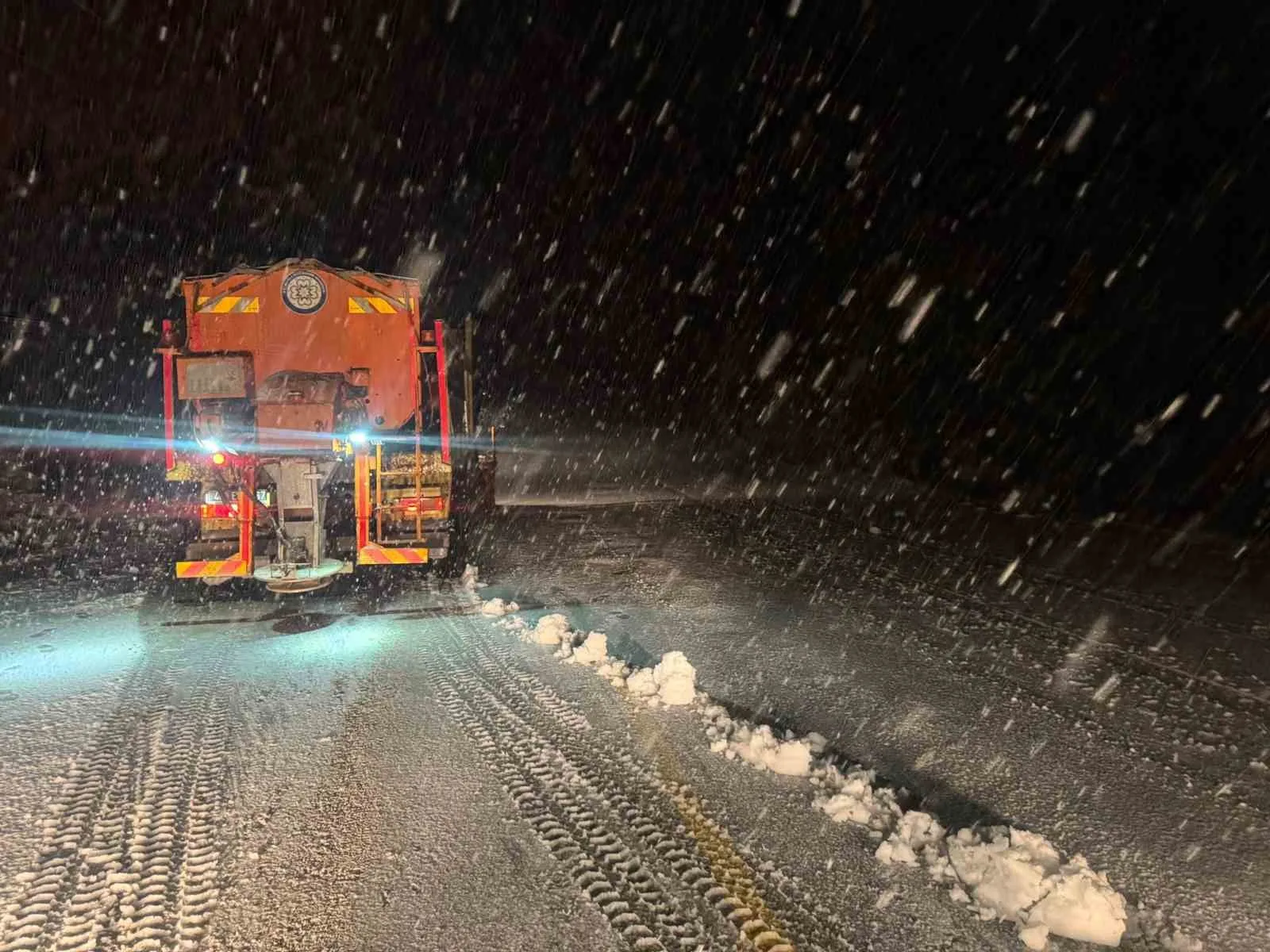 Muğla Büyükşehir Belediyesi ekipleri, yüksek kesimlerde etkili olan kar yağışı